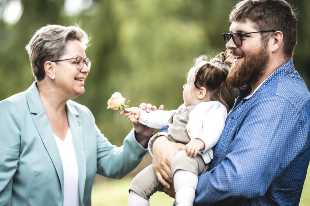 Freie Rednerin Sandra Hofer im Gespräch mit einem kleinen Kind und den Eltern
