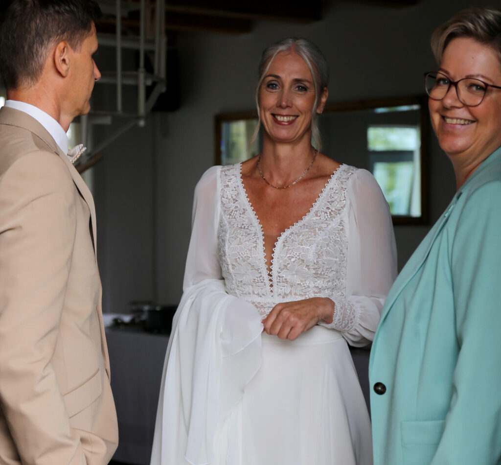 Traurednerin Sandra Hofer mit Hochzeitspaar