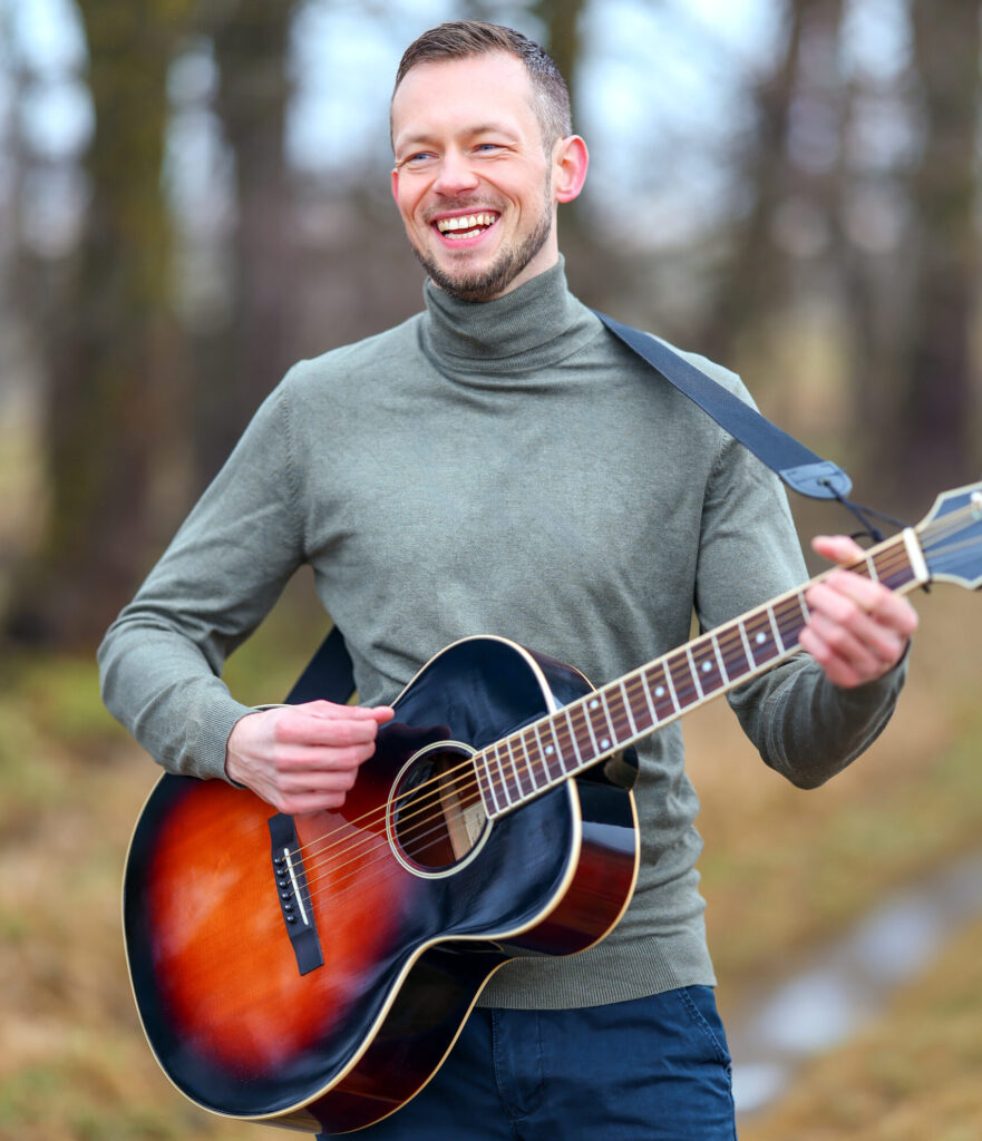 Freier Redner Martin Rathusky für Freie Trauungen, Trauerfeiern und Willkommensfeste mit seiner Gitarre