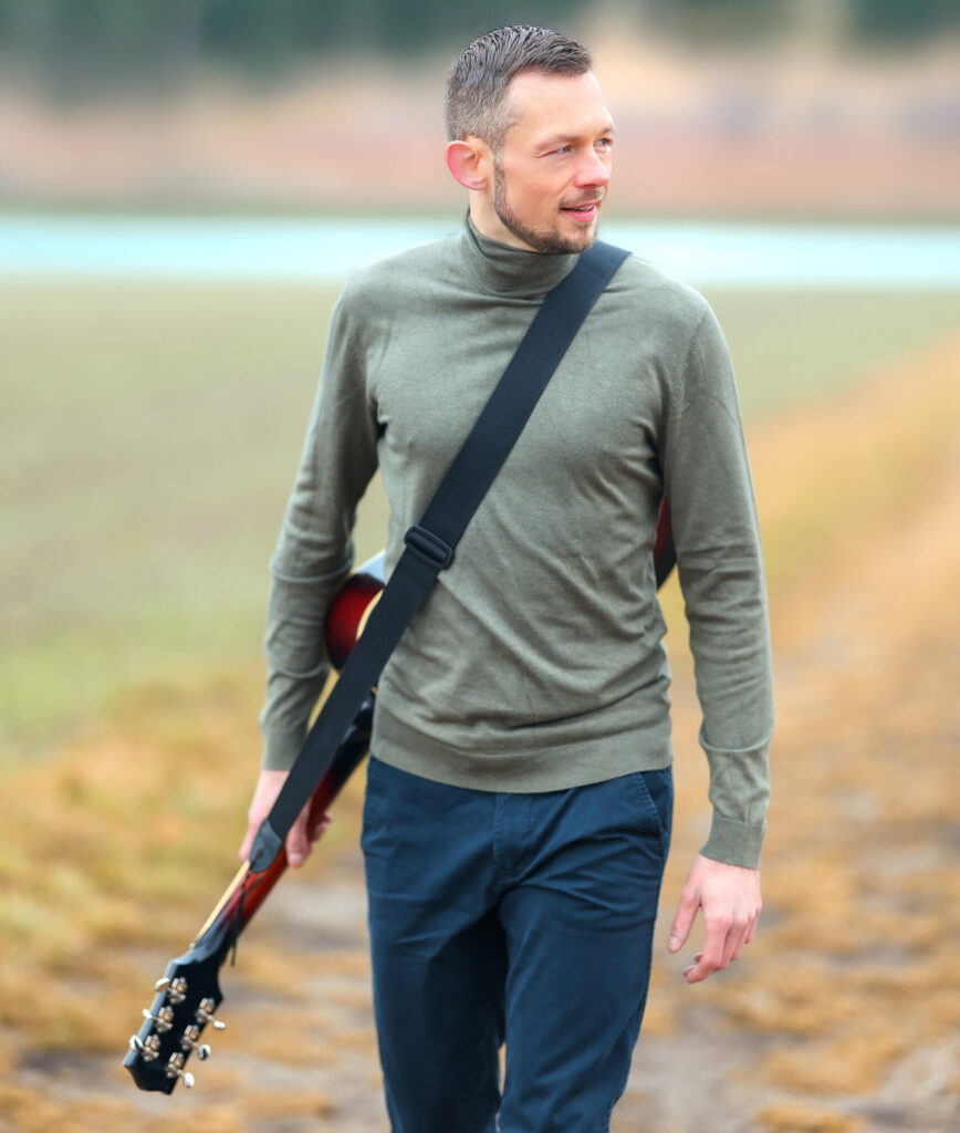 Trauredner Martin Rathusky mit Gitarre für Eure Freie Trauung