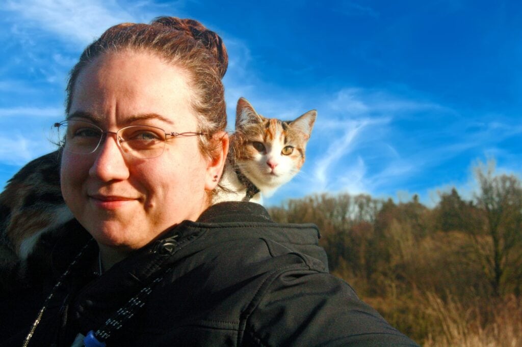 Freie Redner, die eine Frau mit Katze im Freien zeigen, symbolisieren persönliche und authentische Redner für Hochzeiten, Trauungen und Events. Perfekt für SEO-relevante Inhalte im Bereich freie Redne.