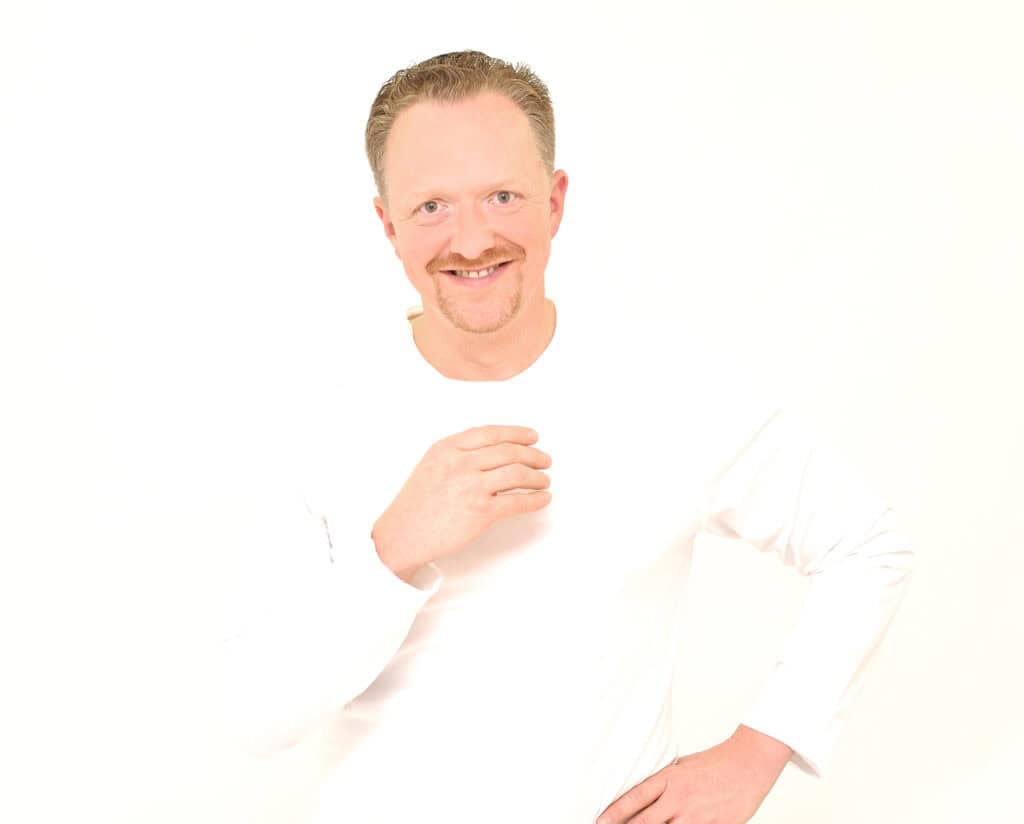 Freie Redner, professioneller Sprecher für Hochzeiten, Trauungen, Beerdigungen und Events, mit Fokus auf individuelle und emotionale Reden.