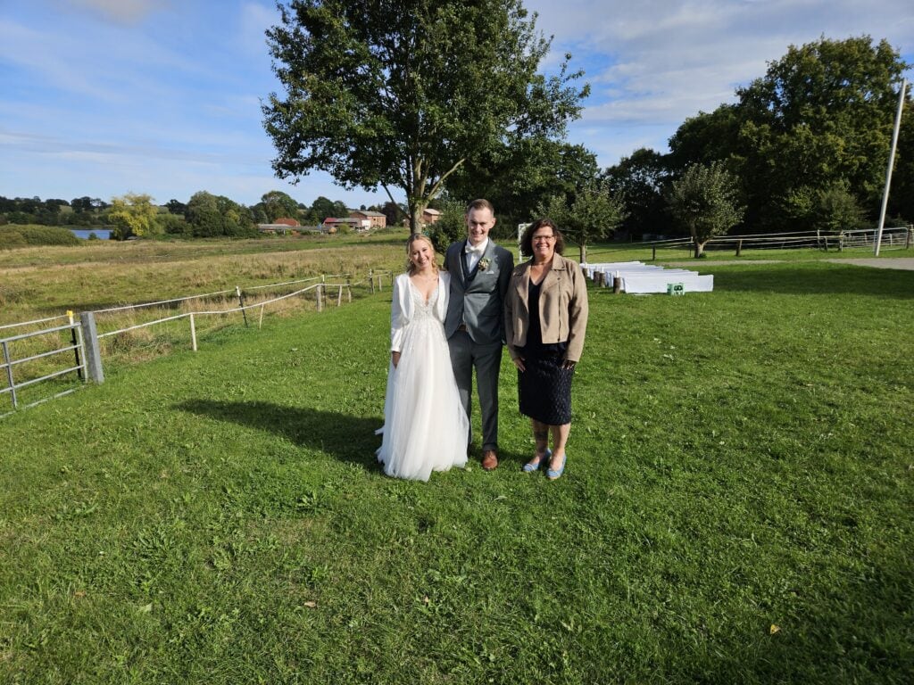 Traurednerin Steffi Schmidt mit ihrem Hochzeitspaar nach einer Trauung