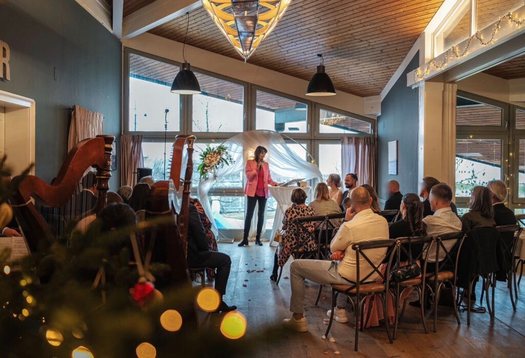 Freie Redner präsentieren eine Rede vor Publikum in einem gemütlichen Raum, der für Veranstaltungen genutzt wird.