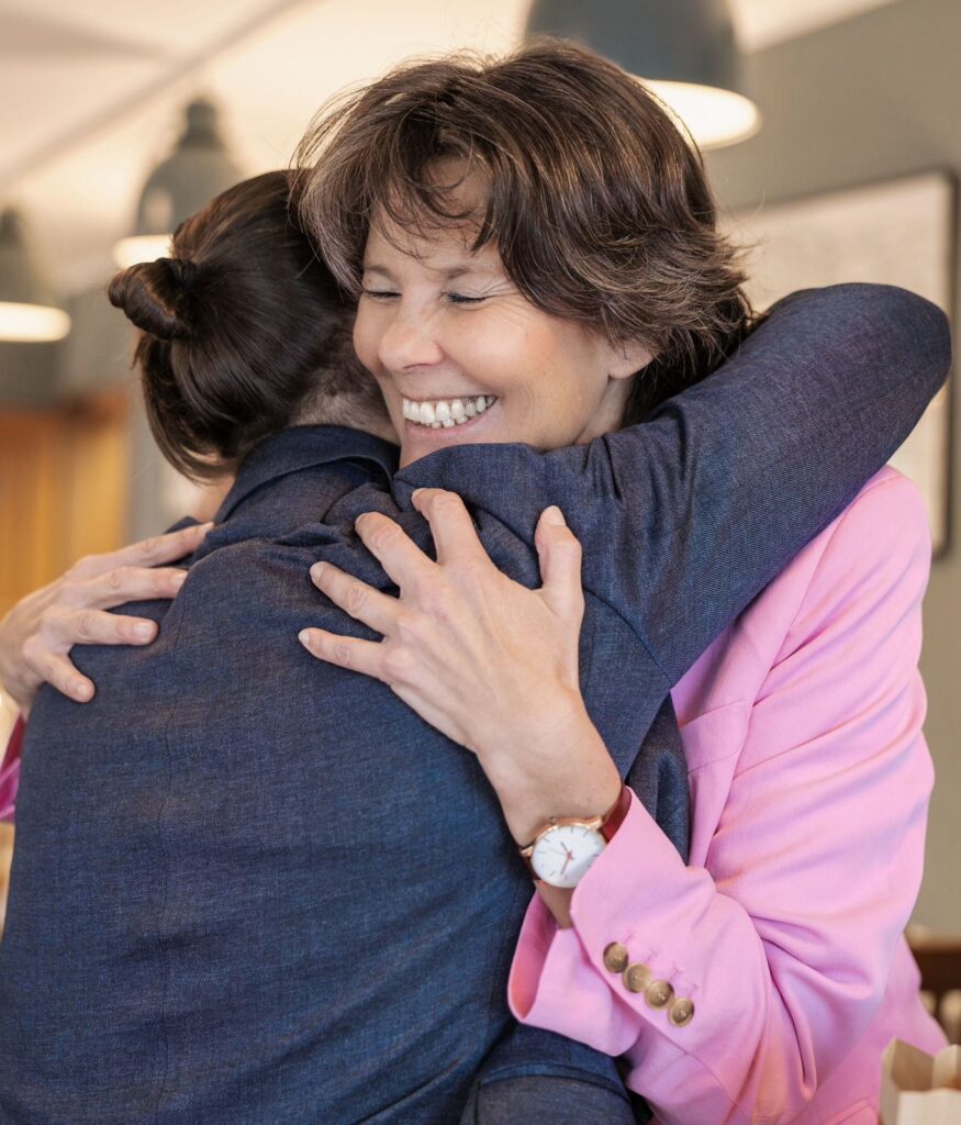 Freie Rednerin Birgit Gottas umarmt Herzlich