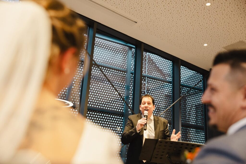 Freie Redner bei einer öffentlichen Veranstaltung, die eine Rede hält und das Publikum anspricht.