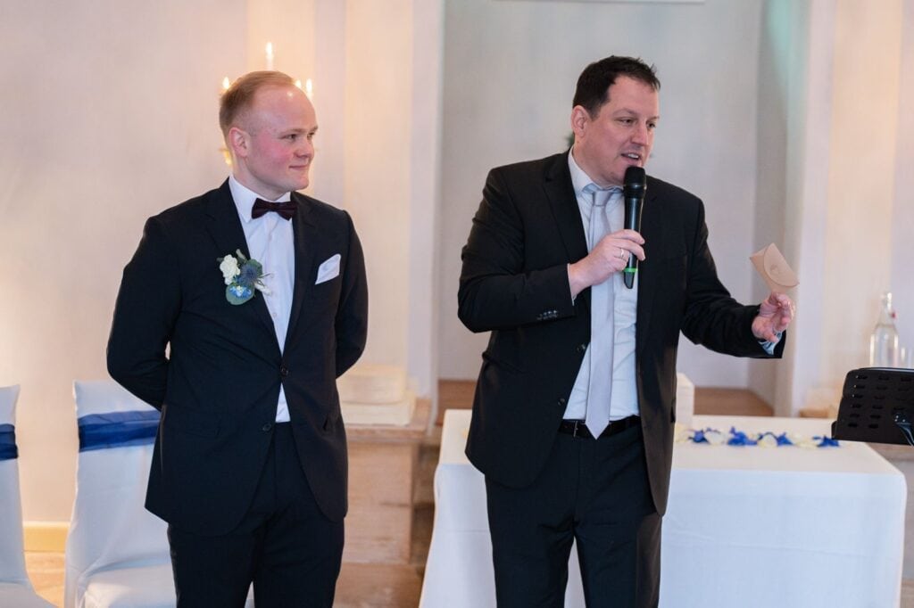 Hochzeitsredner bei der Zeremonie, professionell und einfühlsam.