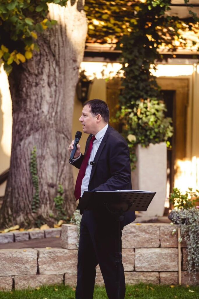 marcel Redling hält eine Traurede als Trauredner