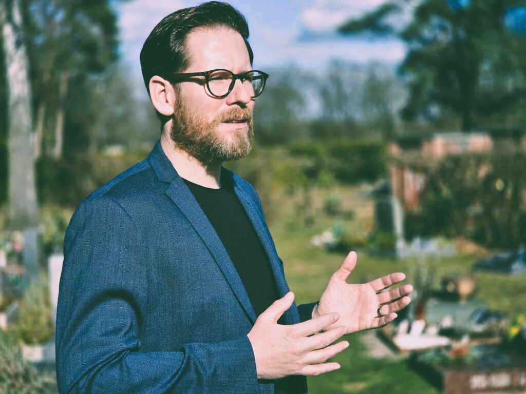 Redner bei einer Outdoor-Veranstaltung, spricht leidenschaftlich.