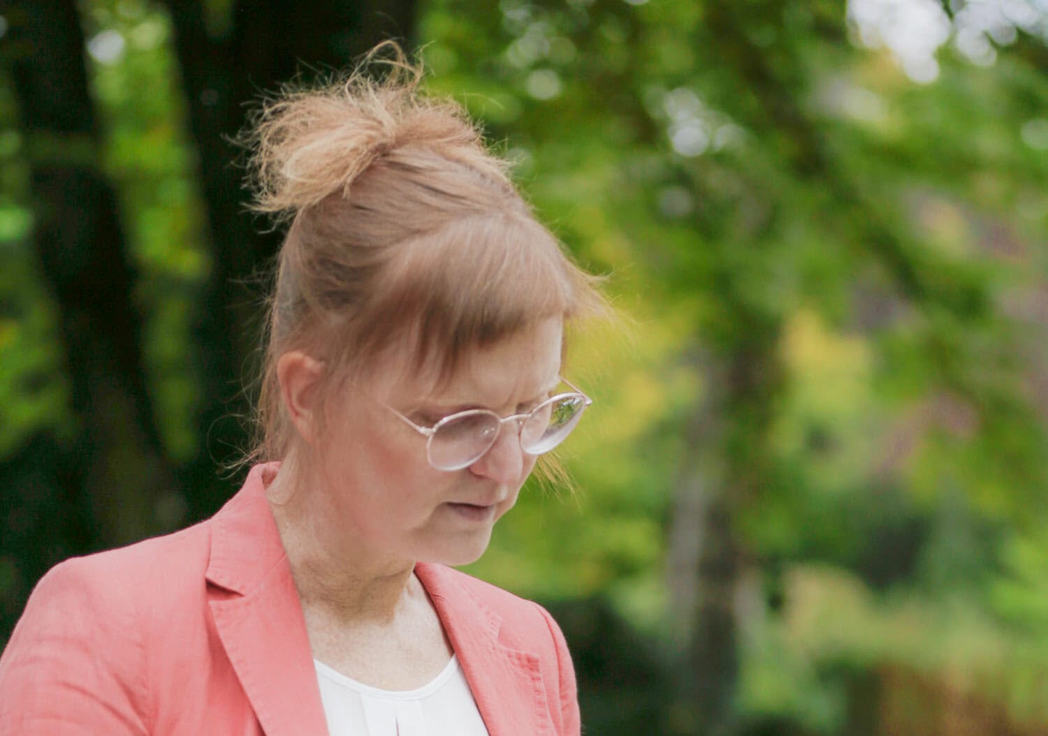 Rednerin Christine schaut auf ihre Notizen