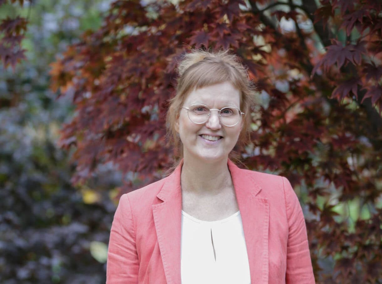 Rednerin Christine lächelt