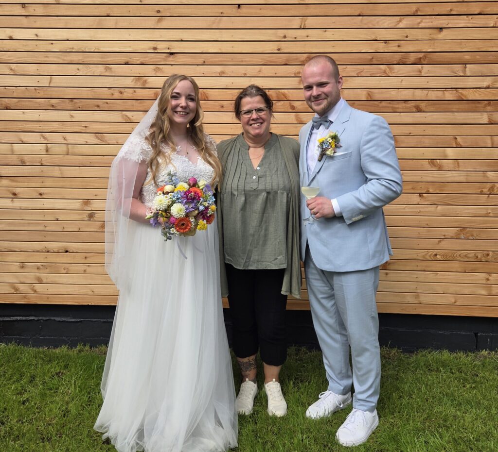 Hier sieht man unsere Freie Rednerin Steffi Schmidt mit einem Hochzeitspaar