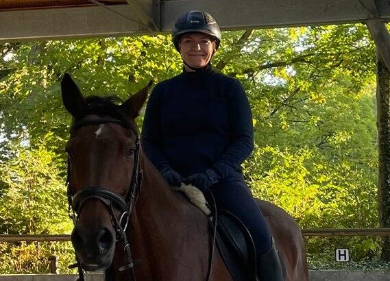 Traurednerin Kathi sitzt auf einem Pferd