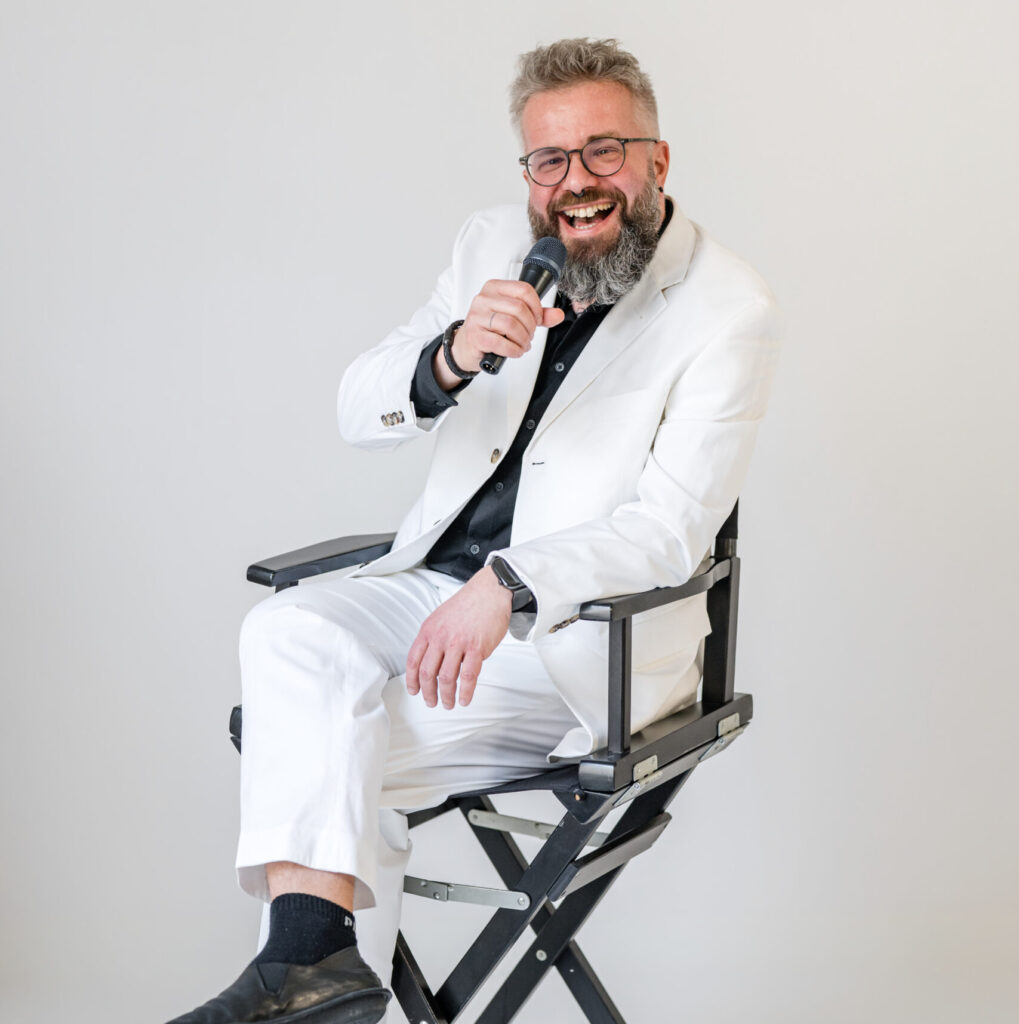 Hier sieht man den Hochzeitsredner Tobias Höhn wie er gerade in die Kamera strahlt