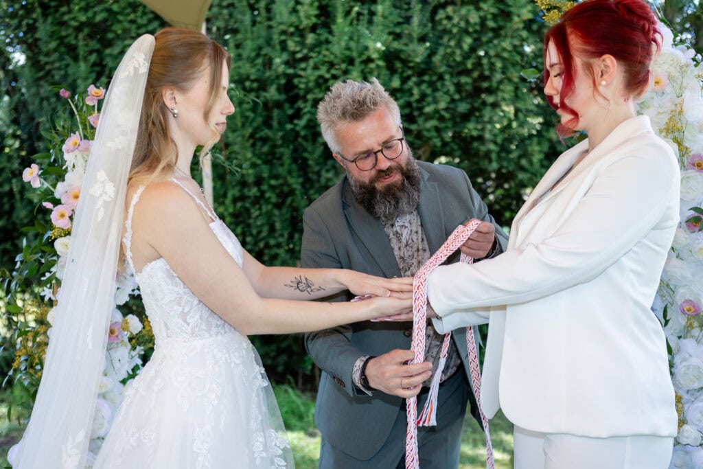 Hier sieht man unseren Redner Tobias Höhn bei einem Ritual