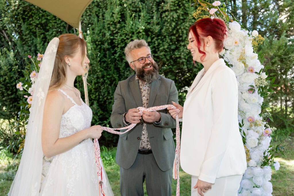 Hochzeit im Freien mit zwei Bräuten und einem Zeremonienmeister bei Freie Redner in Deutschland.