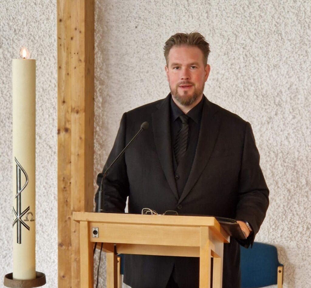 Hier sieht man unseren Redner Thomas Daamen bei einer Trauerfeier