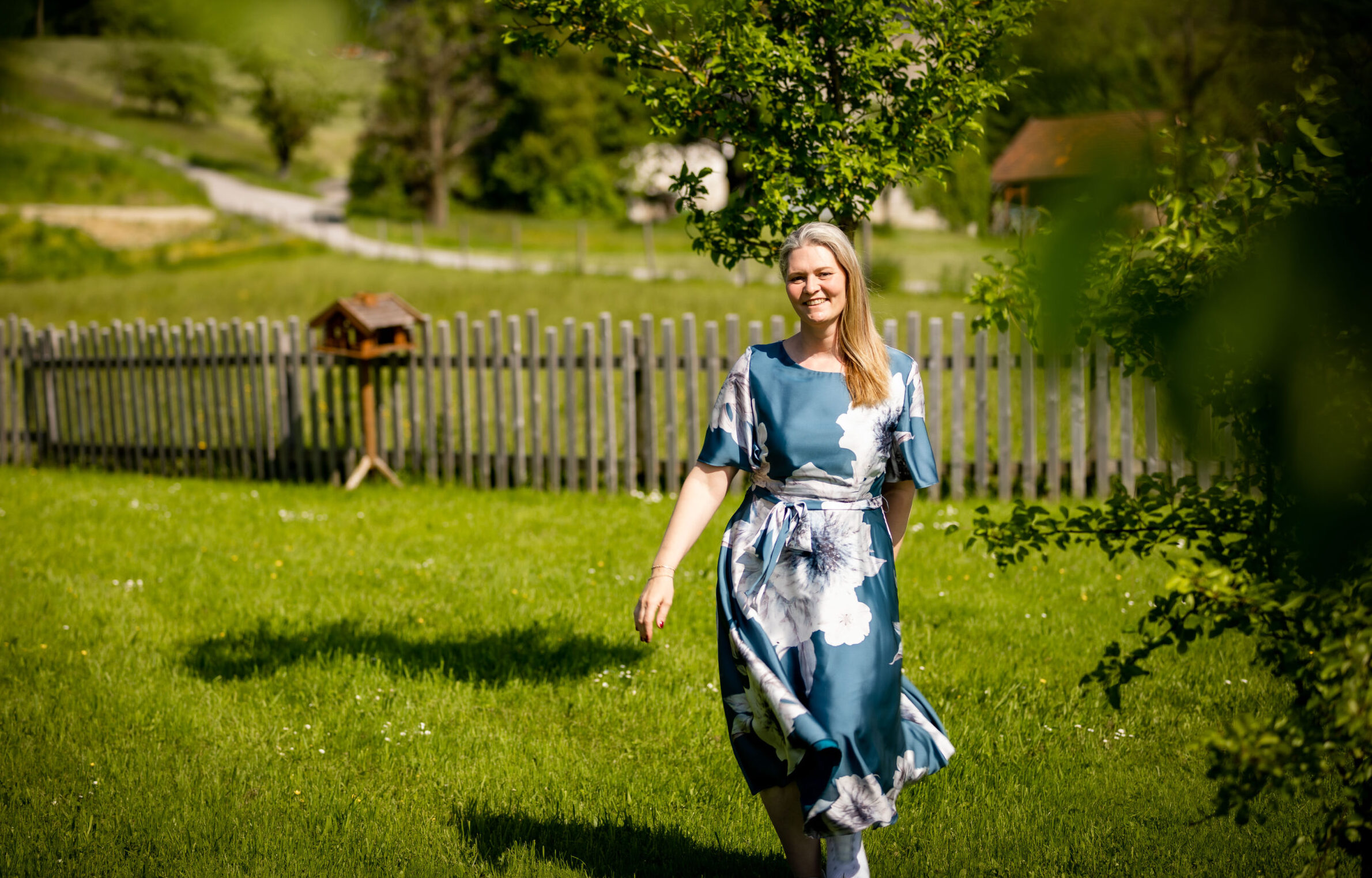 Freie Rednerin Ninja Habietinek geht durch einen grünen Garten