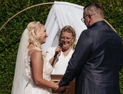 Traurednerin Anna Gasteier stellt Hochzeitspaar die Traufrage