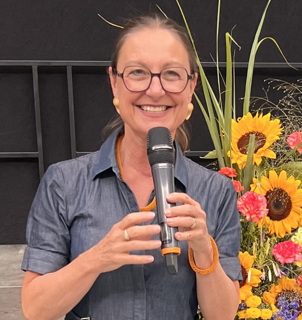Hier sieht man unsere Freie Rednerin Karin Stengel