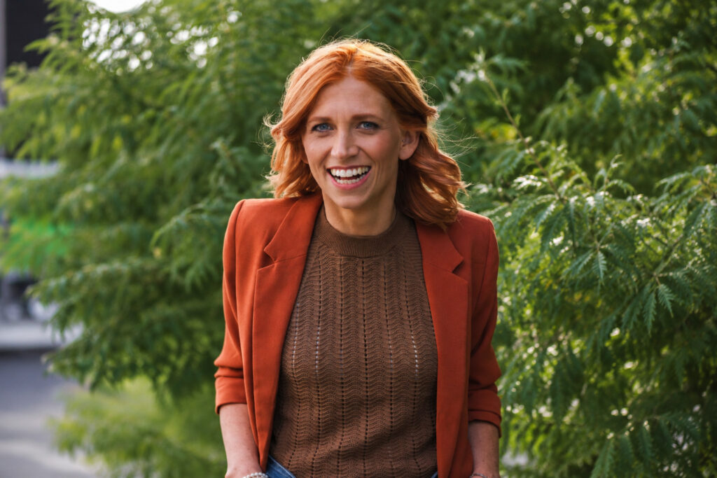 Hier sieht man die Freie Rednerin Daniela Loeff wie sie in die Kamera strahlt.
